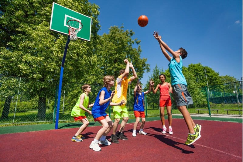 Basketbal spelen met andere kinderen is een goed off-line alternatief