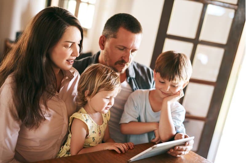 Geef het goede voorbeeld en doe samen spelletjes op de tablet.